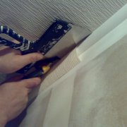 Comment coller du papier peint intissé au plafond: préparation, étapes, résultats
