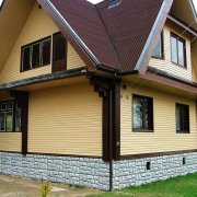 Finition de la façade d'une maison en bois: nous sélectionnons le matériau