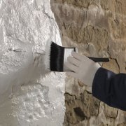 Comment apprêter les murs avant le papier peint et les règles de préparation des surfaces