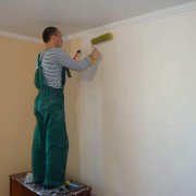 Réparation de mur et autocollant de papier peint: faites-le vous-même