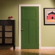 Comment peindre une porte en bois à la maison
