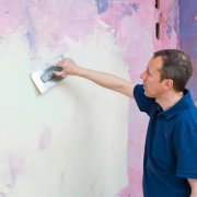 Est-il possible d'appliquer du mastic sur la peinture lors de la réparation de vieux murs et plafonds