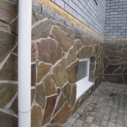 Revêtement de la base en pierre naturelle: types de matériaux et étapes d'installation