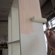 Comment peindre une armoire en aggloméré selon toutes les règles