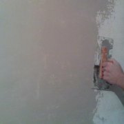 Dois-je masticer les murs avant de tapisser et comment le faire correctement