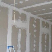 Préparation des murs pour l'application de papier peint liquide