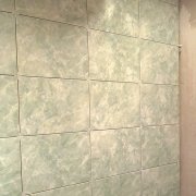 Nous mettons les carreaux dans la salle de bain: partie 2 - pose de carreaux sur le mur