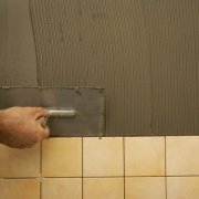 Aligner les murs de la salle de bain avec des carreaux pour différentes surfaces