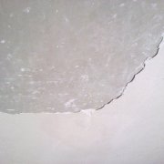 Comment enlever le plâtre du plafond et s'il faut le faire