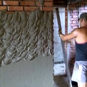 Comment enduire les murs avec du mortier de ciment?