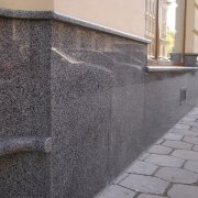 Revêtement avec base en granit: conception de façade classique