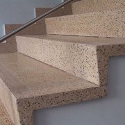 Face aux escaliers en béton et aux options de conception