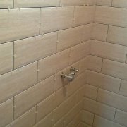 Comment préparer un mur pour la pose de carreaux (partie 1): nous couvrons la salle de douche avec le maître