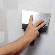 Masticage des murs sous le papier peint