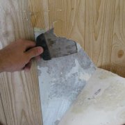 Comment enlever le papier peint des murs correctement et sans tourment