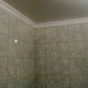 Nous mettons les carreaux dans la salle de bain: partie 1 - préparer le mur pour les carreaux