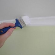 Comment peindre une plinthe en mousse de plafond: faites-le vous-même