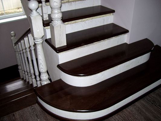 Escalier avec revêtement en bois