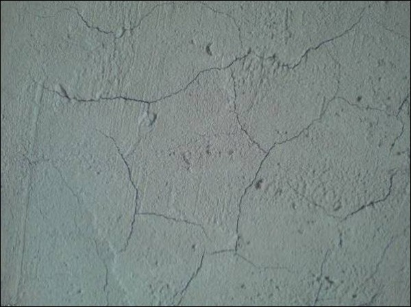 La photo montre des défauts de surface des murs