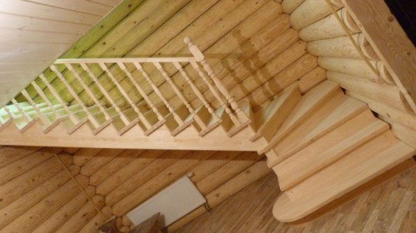 Comment peindre un escalier en bois dans une maison