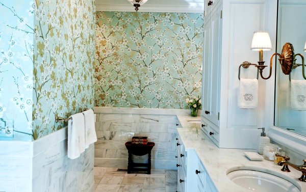 Avec un fort désir, vous pouvez trouver du papier peint intissé avec une résistance accrue à l'humidité, et ils peuvent facilement décorer votre salle de bain