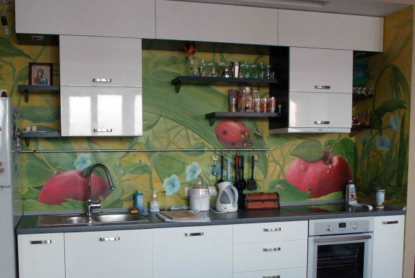 L'attractivité et l'originalité d'une cuisine simple peuvent ajouter ses murs, garnis de divers matériaux de finition.