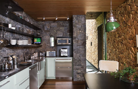 Un exemple de la façon de décorer les murs de la cuisine avec de la pierre et du bois, et comment combiner ces matériaux de finition afin qu'ils harmonisent et décorent notre cuisine