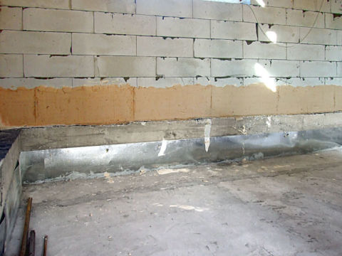 Plâtre d'un sous-sol de bâtiment
