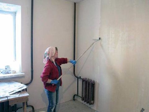 Appliquez un apprêt sur la surface du mur et laissez-le bien sécher.