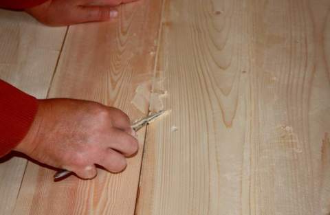 Sceller les joints entre les planches à l'aide de mastic à bois