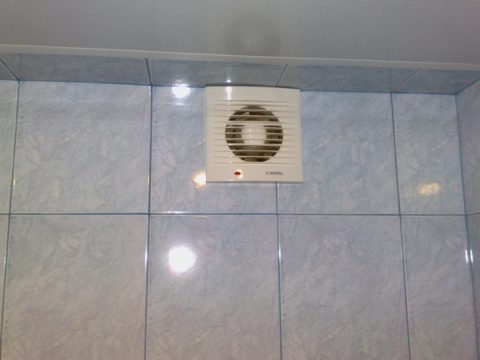 Ventilateur d'extraction dans la salle de bain