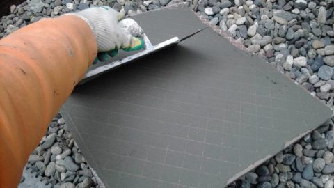 Il est pratique de faire la couche zéro de colle avec un métal lisse ou petit