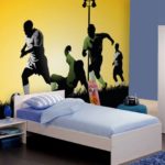 Décoration de la chambre du garçon avec des peintures murales sur le thème du football