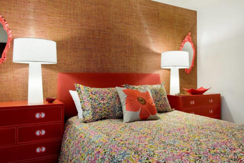 Intérieur de chambre chaleureux avec papier peint textile sur un mur d'accent